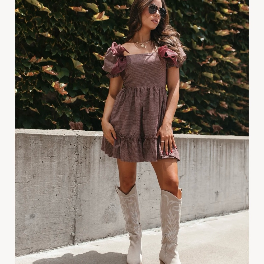 Elegant Mauve Dress with Ruffled Sleeves